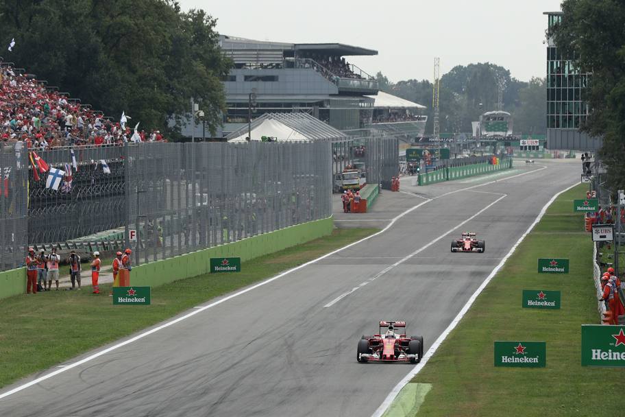 Le due rosse di Sebastian Vettel e Kimi Raikkonen. Alla fine arriveranno in terza e quarta posizione. LaPresse